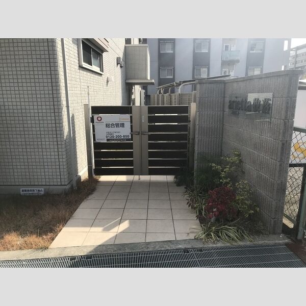 現地周辺 (建物入口)