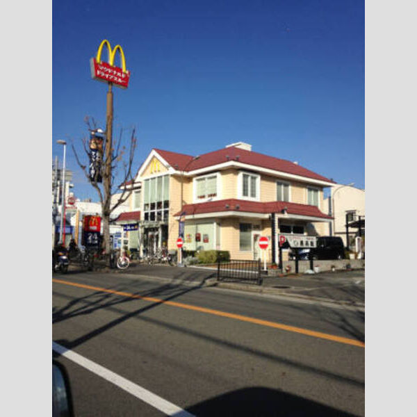 現地周辺 (マクドナルド(230m))