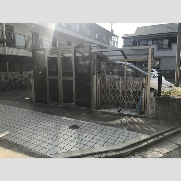 エントランス (ゴミ置き場)