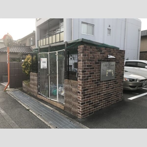 現地周辺 (ゴミ庫)