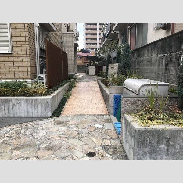 現地周辺 (建物入口)