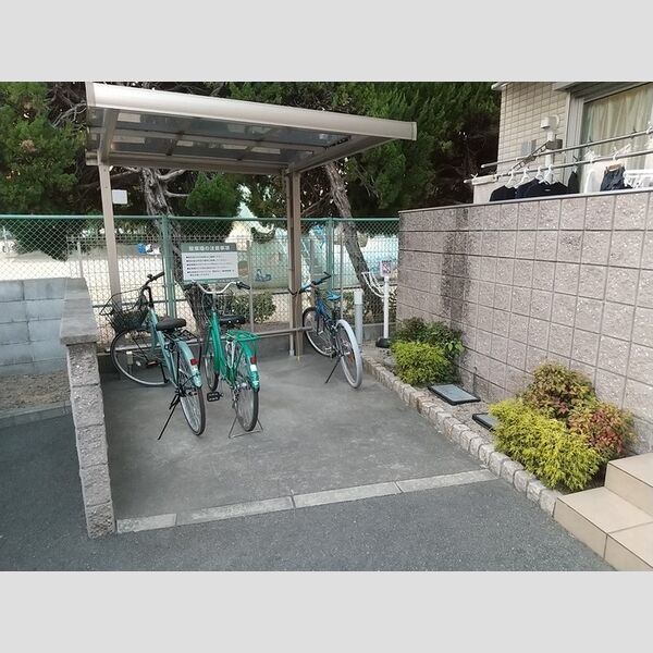 現地周辺 (駐輪場)