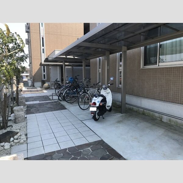現地周辺 (駐輪場)
