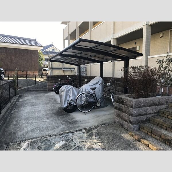 現地周辺 (駐輪場)