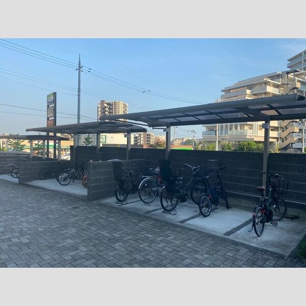 現地周辺 (駐輪場)