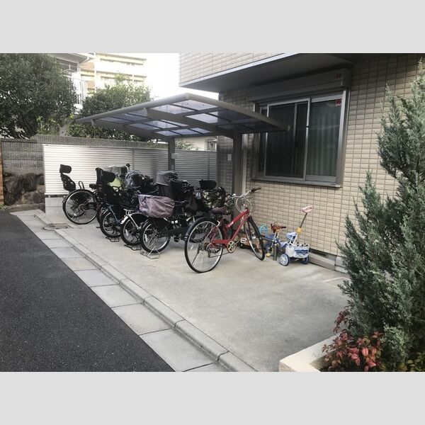 現地周辺 (東駐輪場)