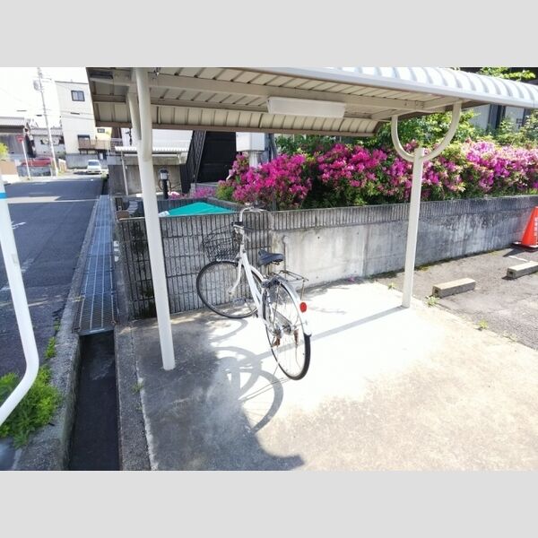 現地周辺 (駐輪場)
