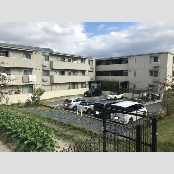 エントランス (建物南側)