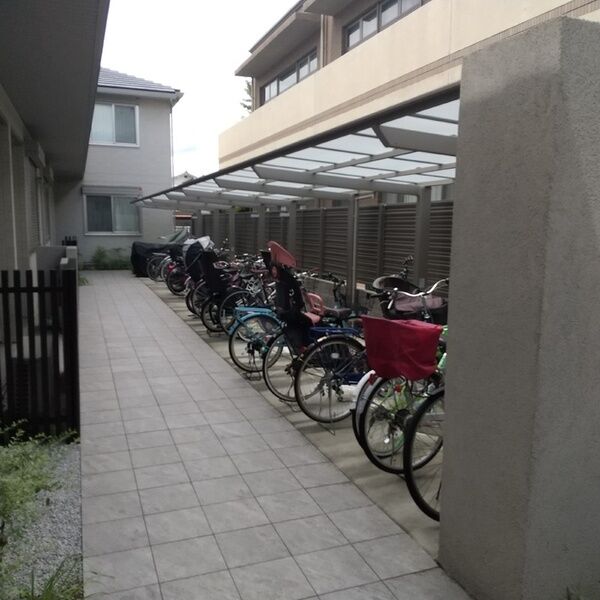現地周辺 (駐輪場)