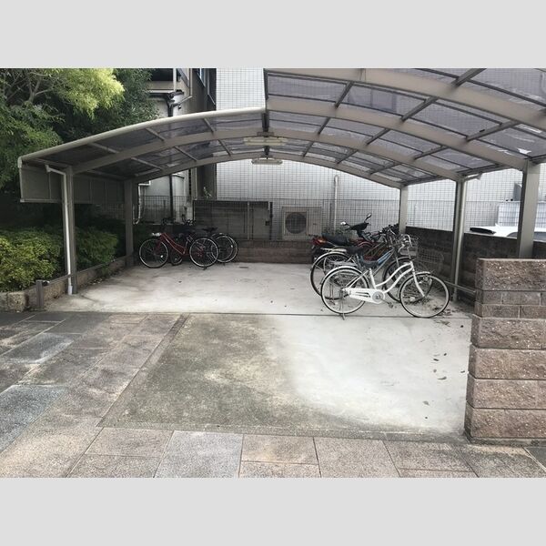 現地周辺 (駐輪場)