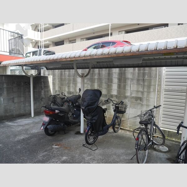 現地周辺 (駐輪場)