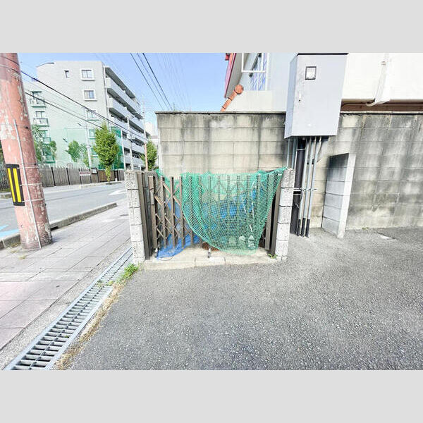 現地周辺 (ゴミ置場)