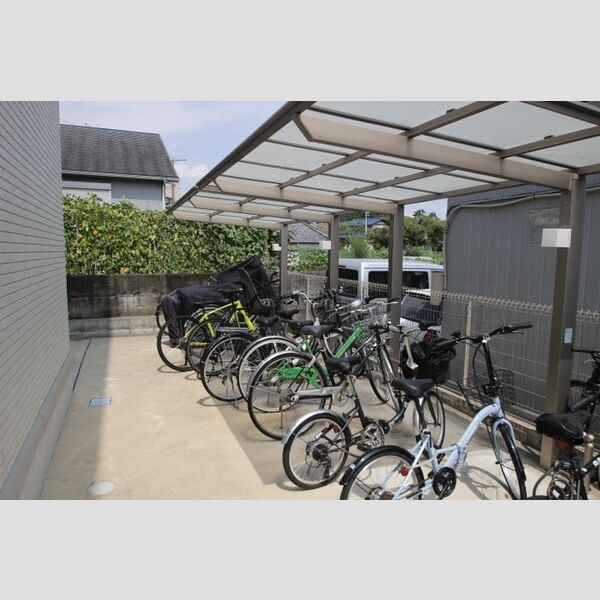 現地周辺 (駐輪場)