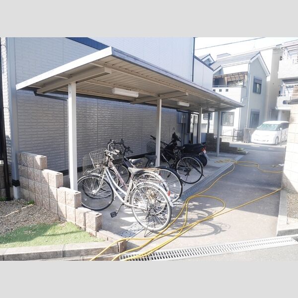 現地周辺 (駐輪場)