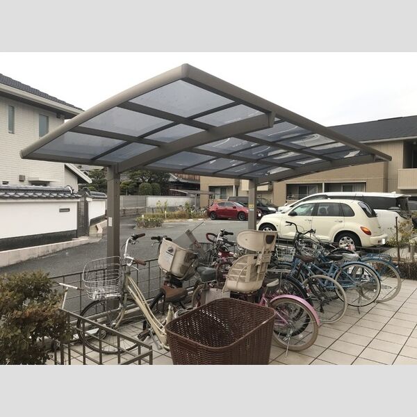 現地周辺 (B棟前駐輪場)