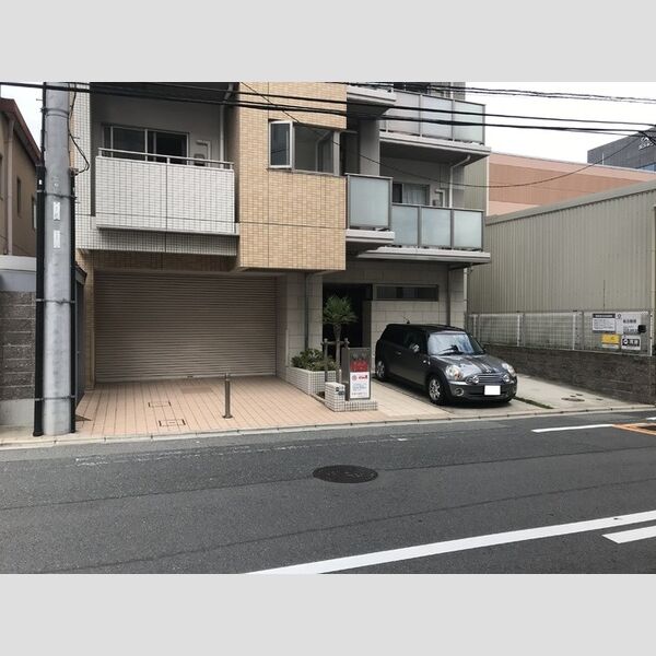 エントランス (1F駐車場)