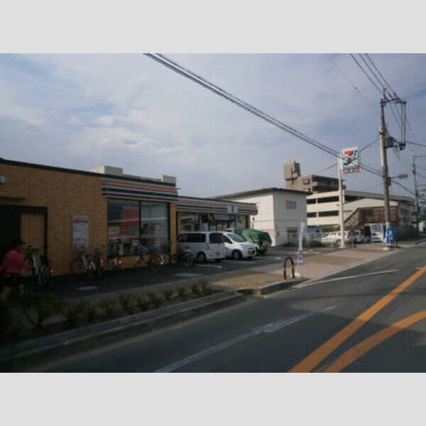 現地周辺 (コンビニエンスストア)