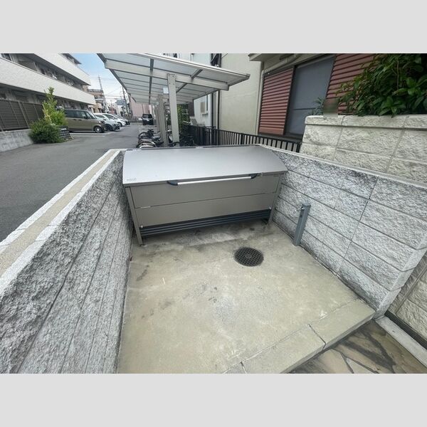 現地周辺 (ゴミ庫)