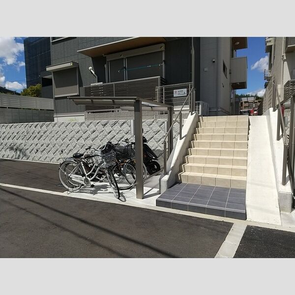 現地周辺 (駐輪場)