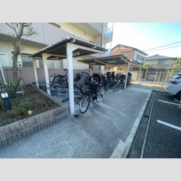 現地周辺 (駐輪場)