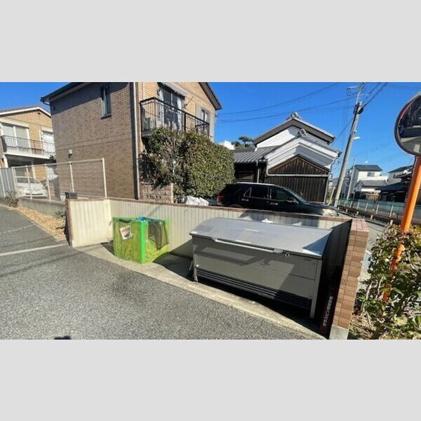 現地周辺 (ゴミ庫)