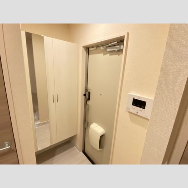 玄関 (鏡付きシューズボックス)