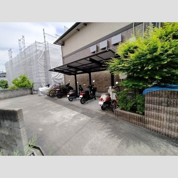 現地周辺 (駐輪場)