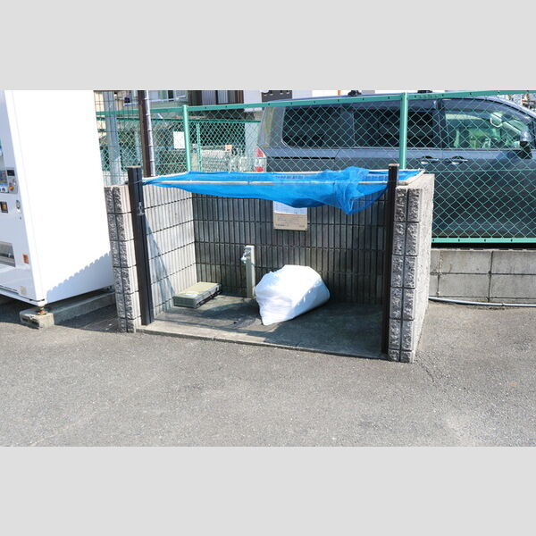 現地周辺 (ゴミ置場)