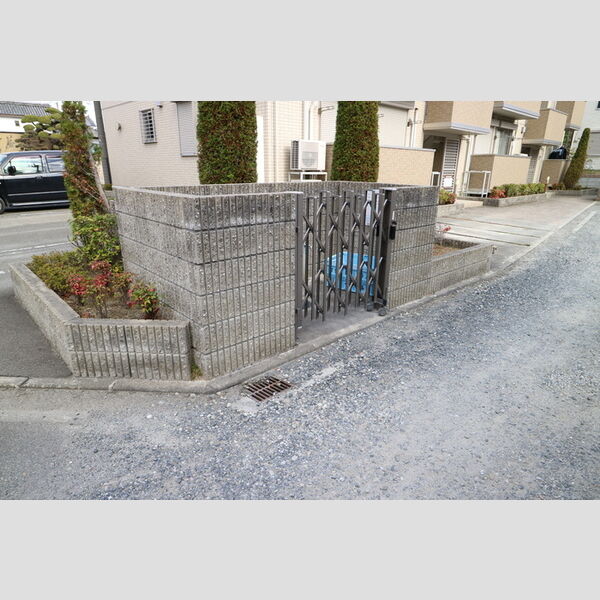 現地周辺 (ゴミ置場)