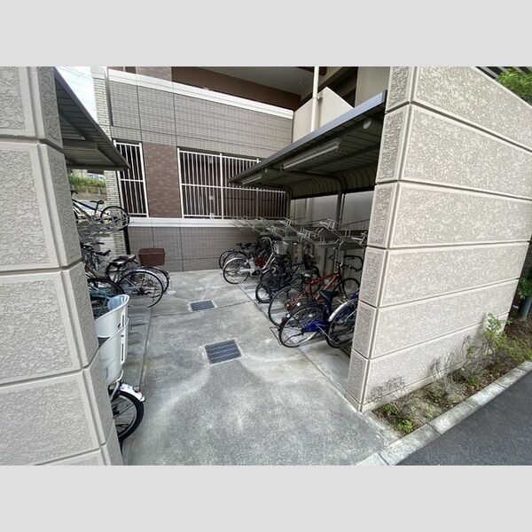 現地周辺 (駐輪場)