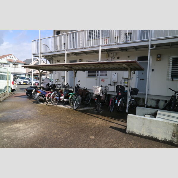 現地周辺 (駐輪場)