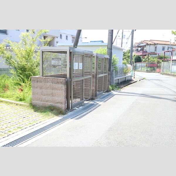 現地周辺 (ゴミ置場)