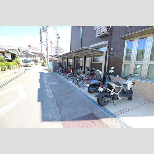 現地周辺 (駐輪場)