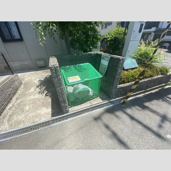 現地周辺 (ゴミ置き場)
