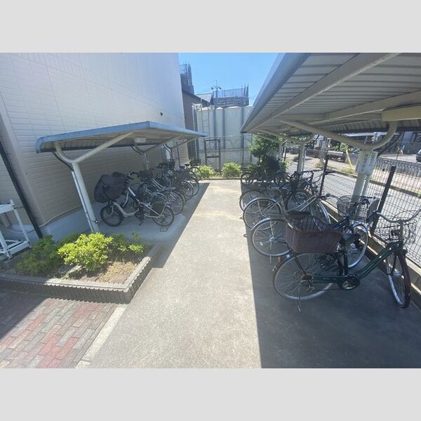 現地周辺 (駐輪場)