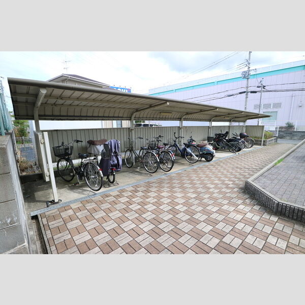 現地周辺 (駐輪場)