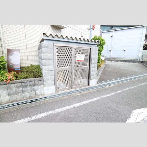 現地周辺 (ゴミ置場)
