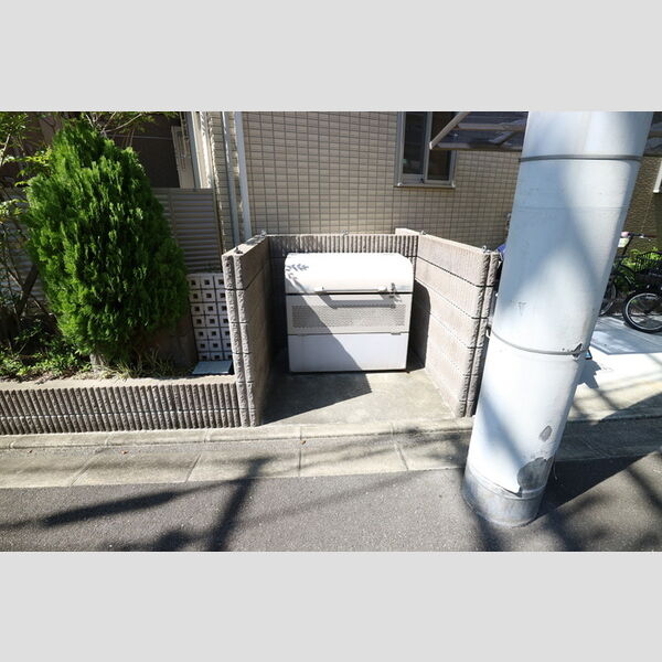 現地周辺 (ゴミ置場)
