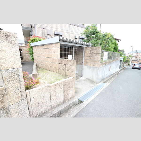 現地周辺 (ゴミ置場)