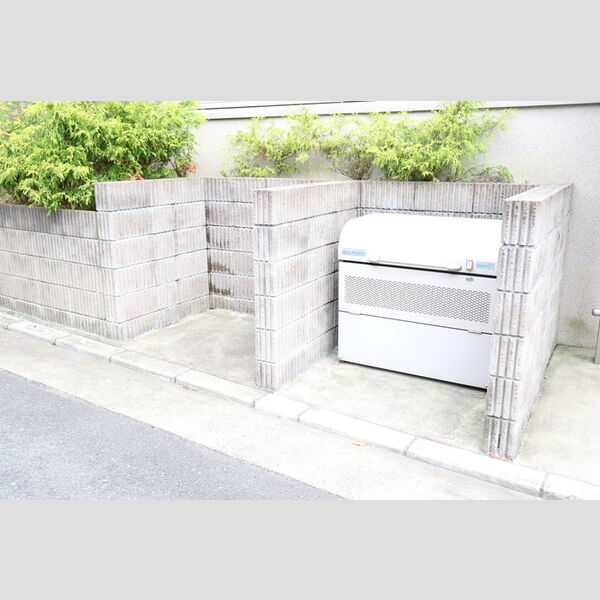 現地周辺 (ごみ置場)