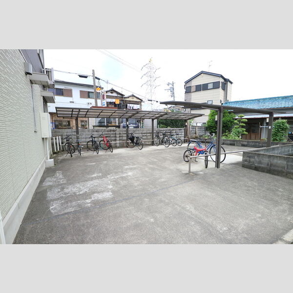 現地周辺 (駐輪場)