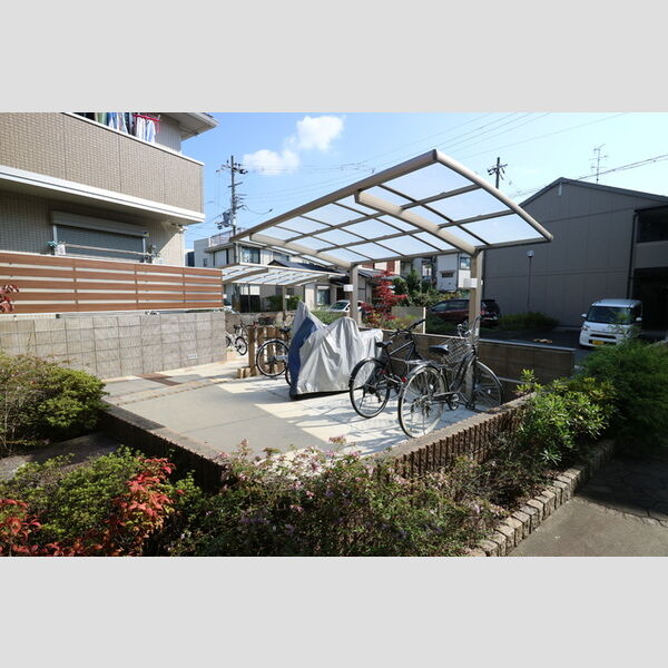 現地周辺 (駐輪場)