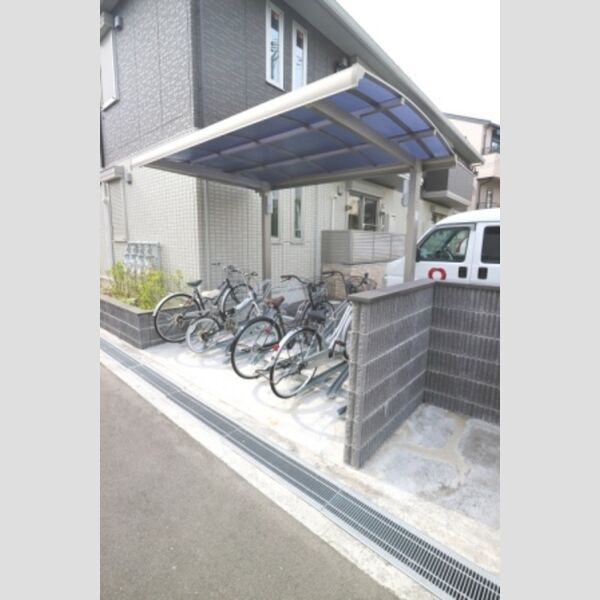 現地周辺 (駐輪場)