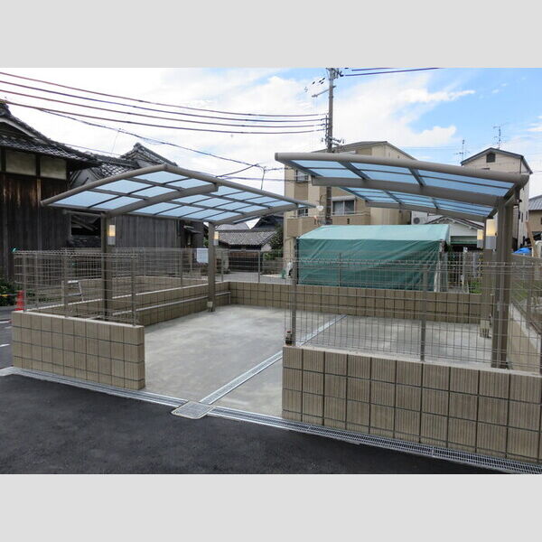 現地周辺 (大きな駐輪場)