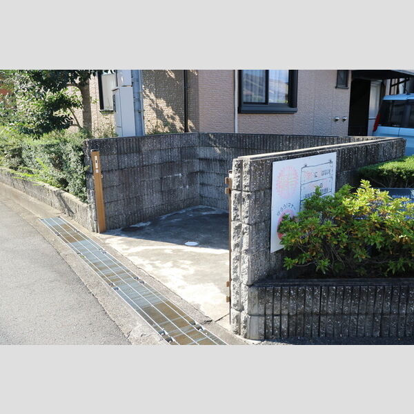 現地周辺 (ゴミ置場)