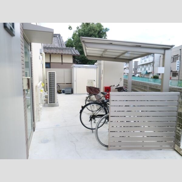 現地周辺 (駐輪場)