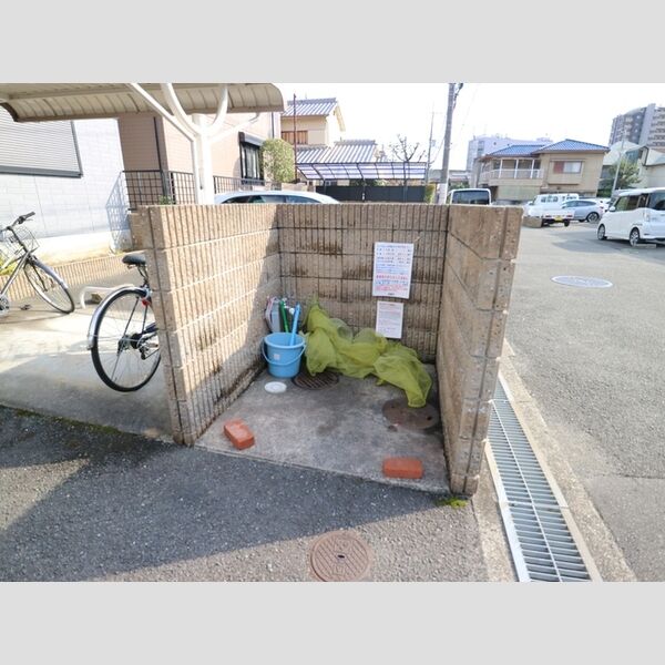 現地周辺 (ゴミ置き場)