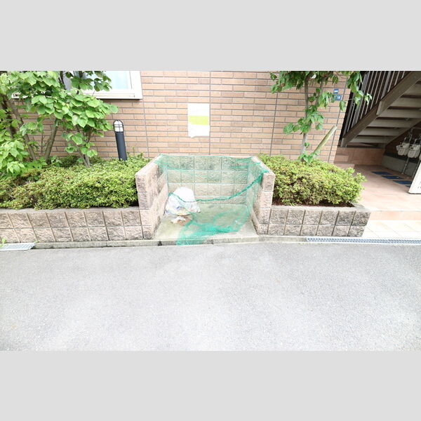 現地周辺 (ゴミ置場)