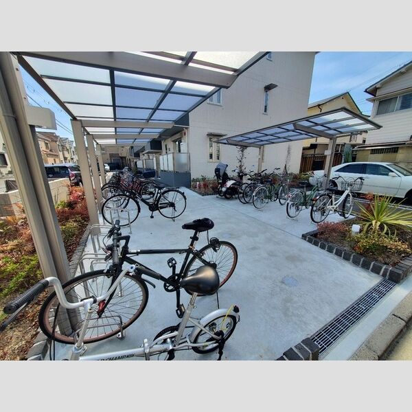 現地周辺 (駐輪場)