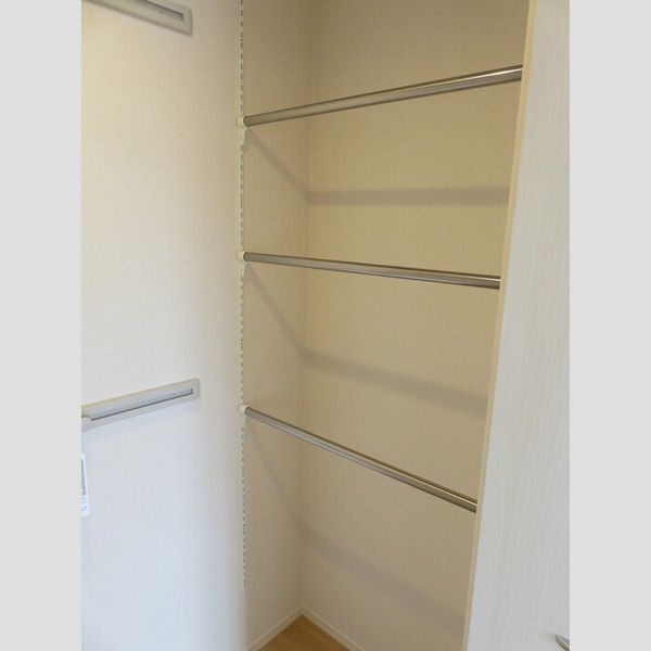 収納 (使いやすいワンステップクローゼット!)